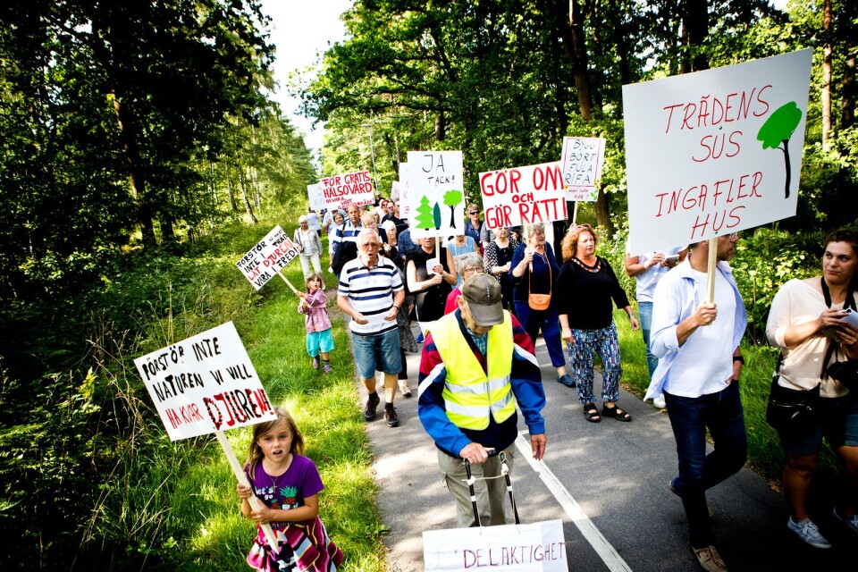 Så här såg det ut när Oxhagenborna demonstrerade för att bevara skogen vid Kungsgårdsvägen i augusti 2016.