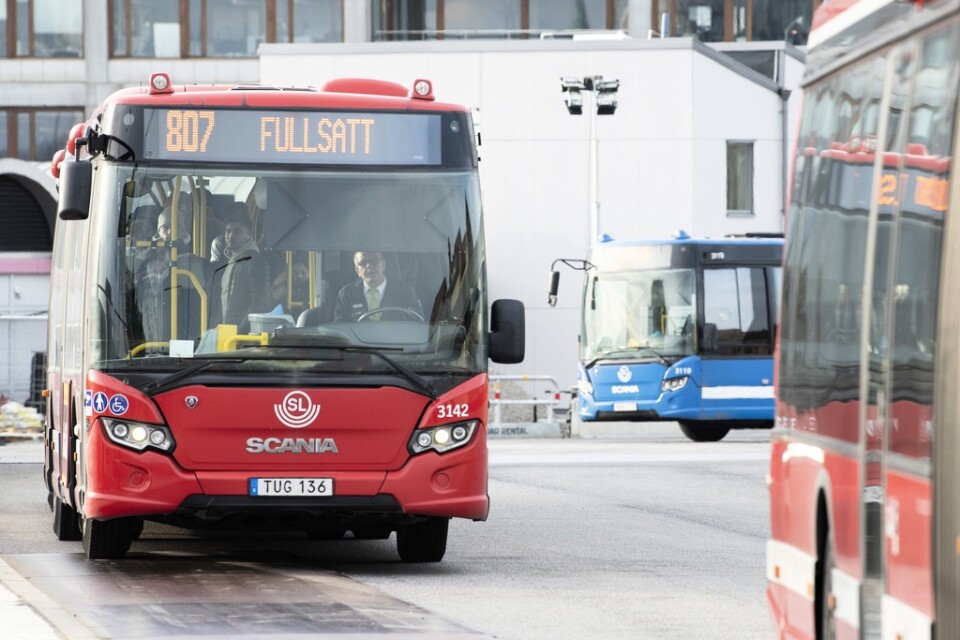 Resenärer vittnar om fullsatta bussar under onsdagsmorgonen, trots råden om att hålla avstånd för att minska smittspridningen.