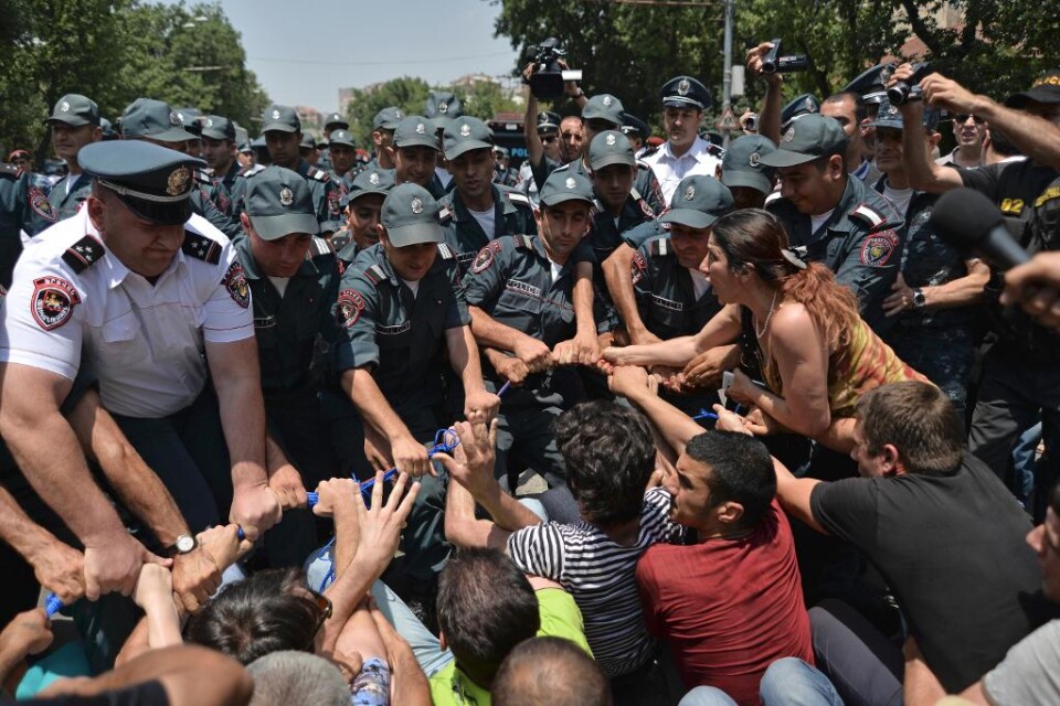 Polis har avhyst demonstranter som i ett par veckor spärrat av den armeniska huvudstaden Jerevans huvudgata, i en protest mot höjda elpriser. Det 50-tal demonstranter som fanns på platsen greps och polisen rev de barrikader av sopcontainrar som blockera