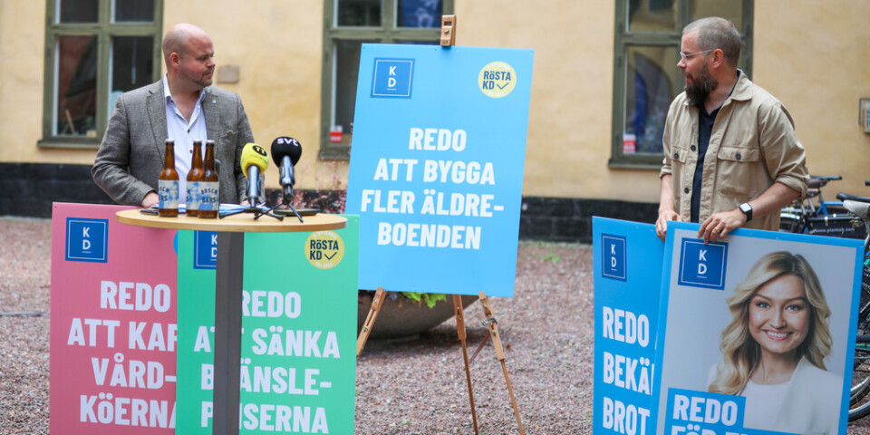 Kristdemokraternas partisekreterare Peter Kullgren (tv) presenterar partiets valmanifest under en pressträff på KD:s partikansli.