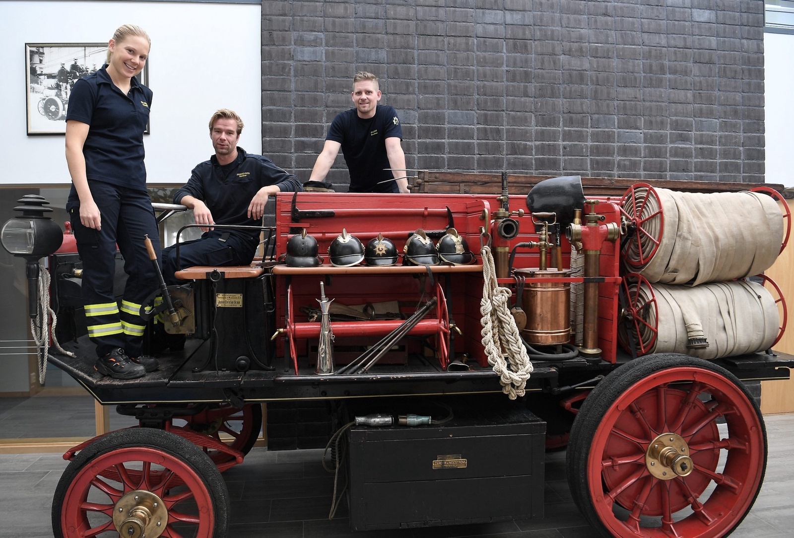 Ida Larsson, Johannes Fasth (mitten) och Ed Linde testar hur det är att sitta i den gamla brandbilen.Foto: Fredrik Sandberg/TT
