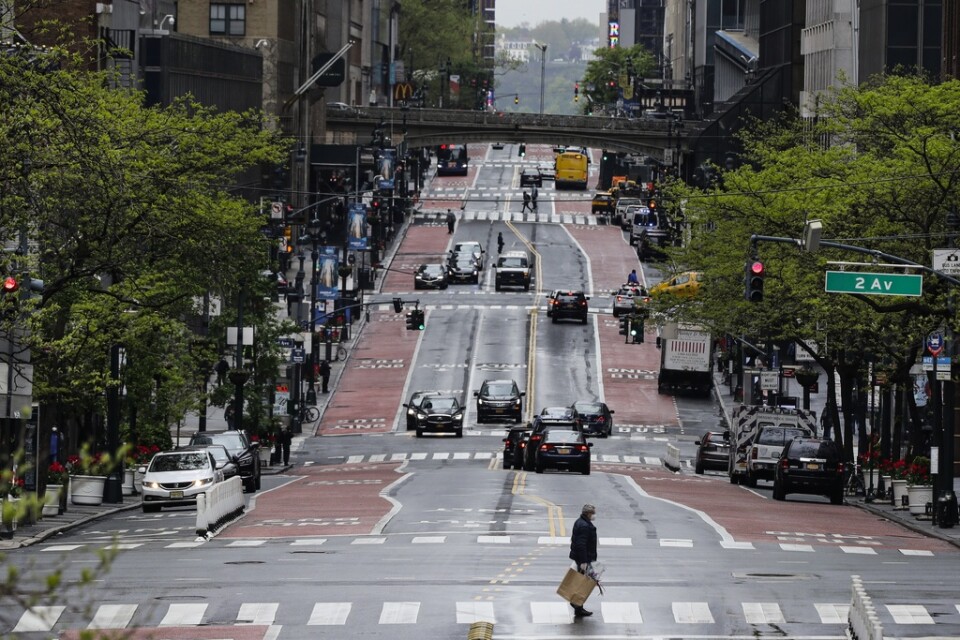 Gatorna ekar närapå tomma i den hårt coronadrabbade staden New York. Här en bild från 42:a gatan i fredags.