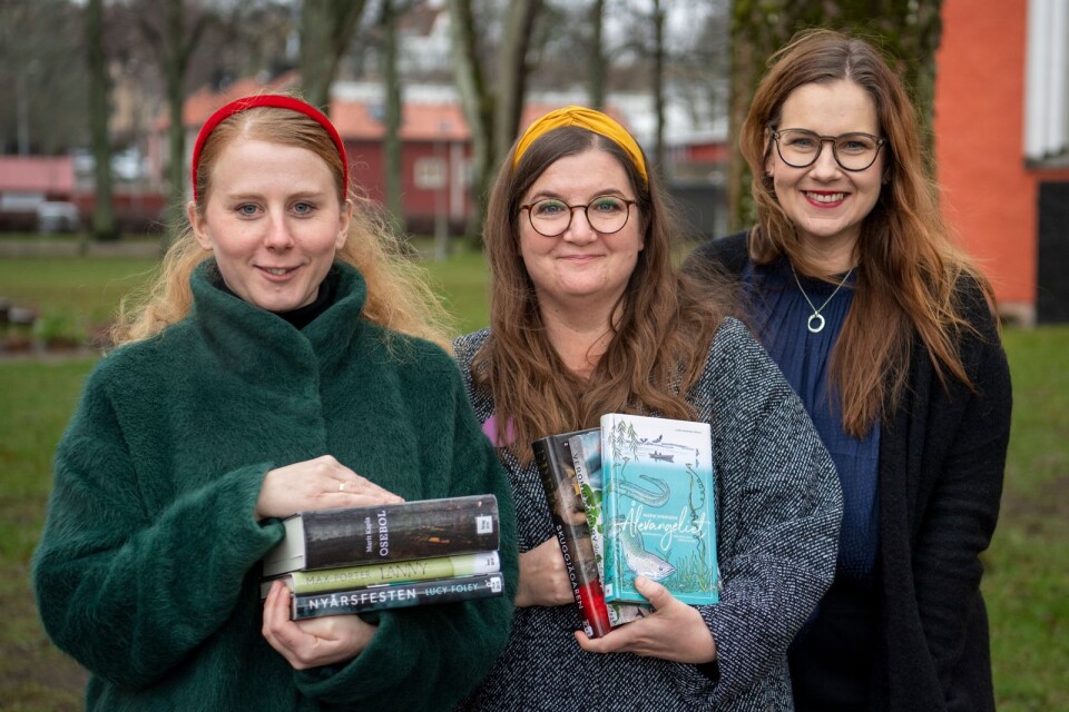 Bibliotekarierna Sofie Petersson och Karin Sahlin Häll tipsar om julens böcker i Marie Magnussons (till höger) podcast ”Bokstavligt talat”.