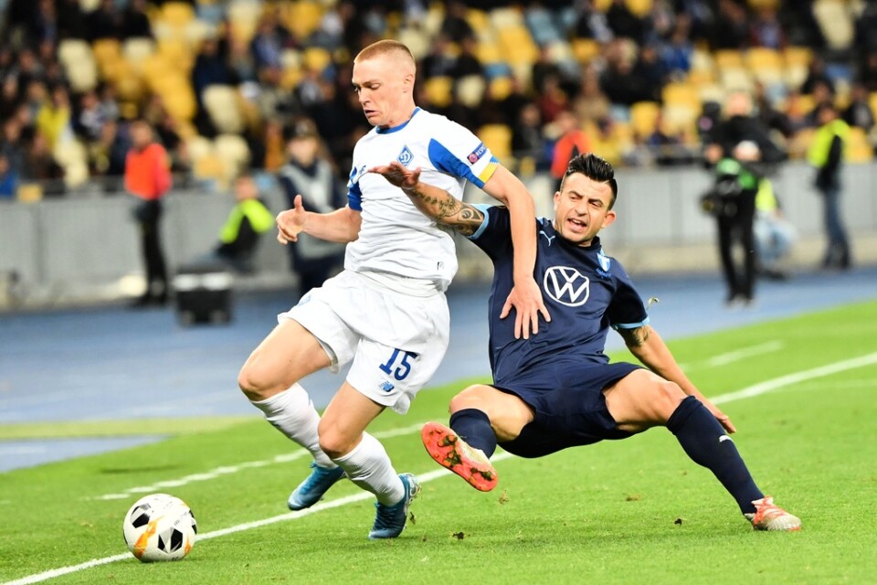 Dynamo Kievs Viktor Tsygankov i kamp om bollen med Malmös Behrang Safari.