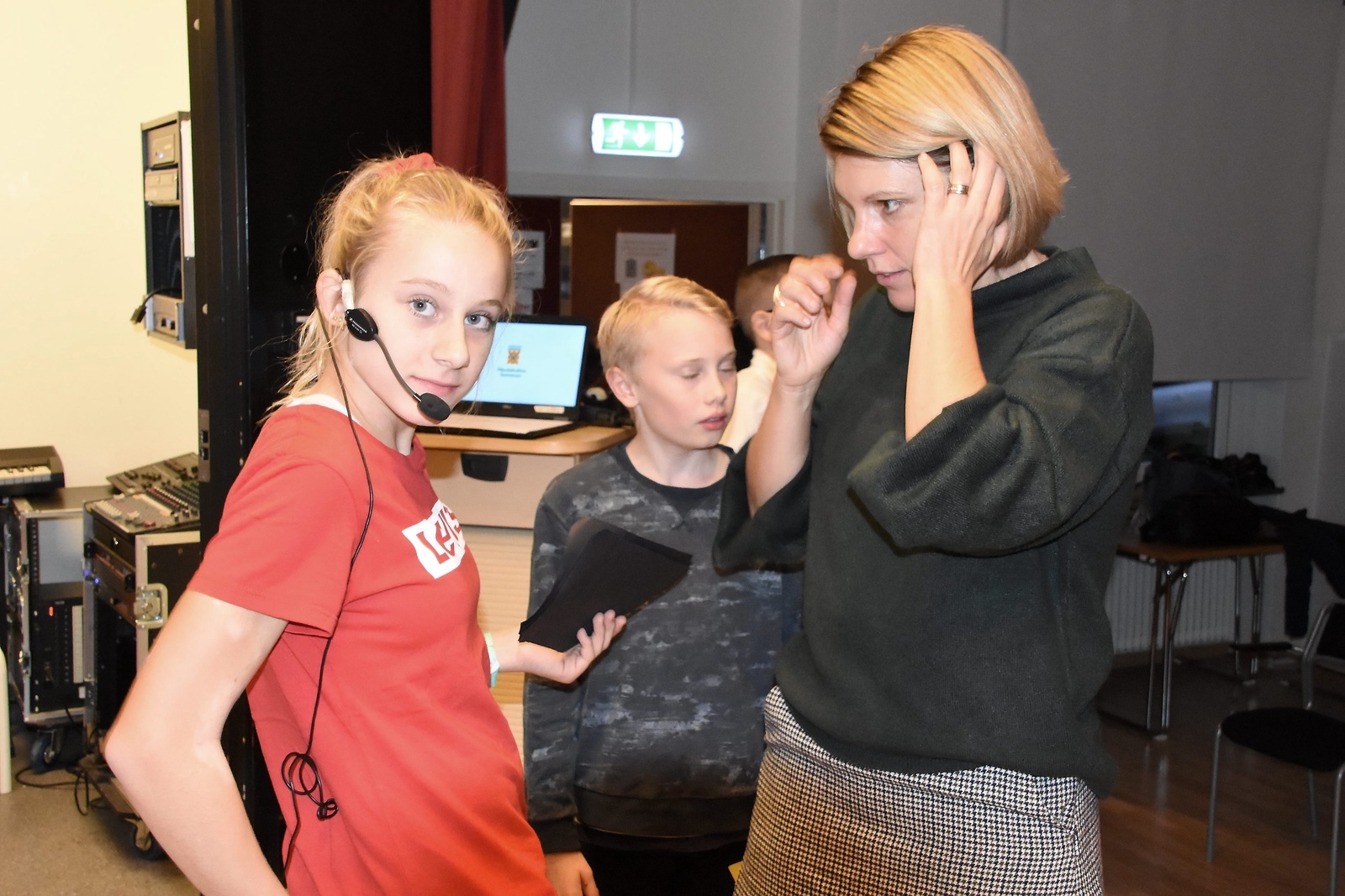 Årskurs 6 på Hästveda skola håller Ted-tal för föräldrar och syskon. Anna-Karin Eriksson hjälper Alicia Nilsson med mikrofonen.