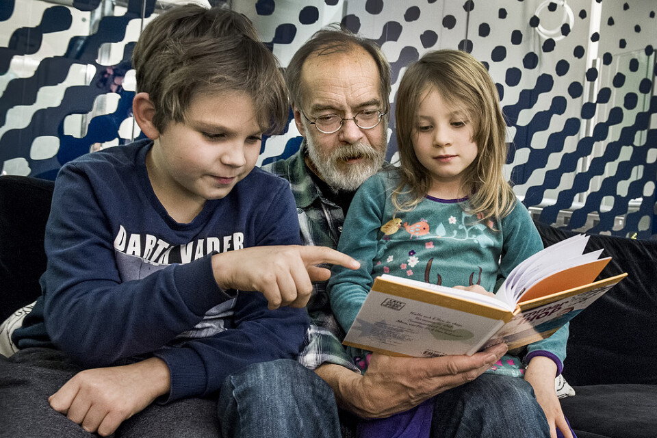 Högläsningen för barn ökar i Sverige, men under semestrar och helger tar många föräldrar ledigt även från läsningen. Arkivbild.