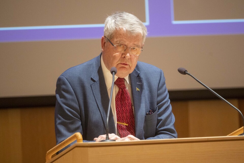 Bo Silverbern (M) är ordförande i kommunfullmäktige med 65 ledamöter i Kristianstad.