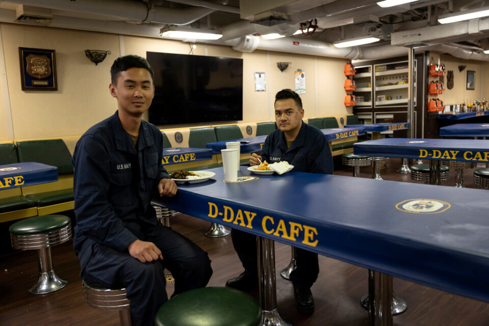 Sjömännen James Stetiady och Noel Reyes i matsalen "D-day Cafe" på den robotkryssaren USS Normandy.