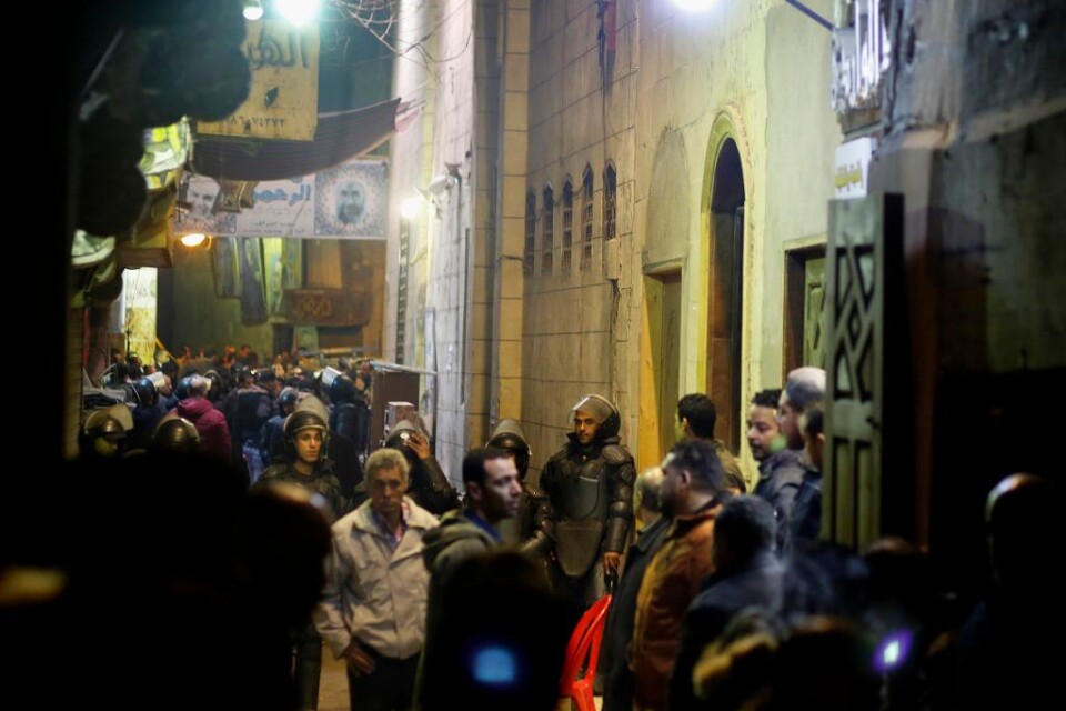 Två poliser har dödats vid en explosion i Kairo i Egypten. Enligt inrikesdepartementet jagade polisen en man som misstänktes för inblandning i ett attentat mot en polisstation i västra delarna av staden i fredags. När poliserna lyckats fånga mannen i n