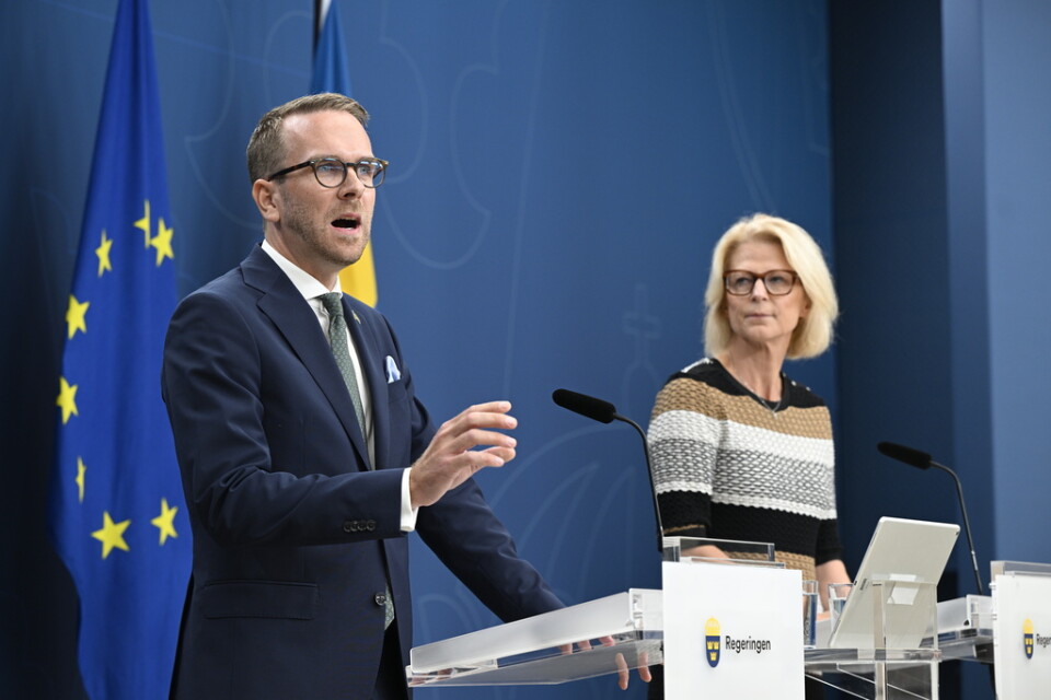 Bostadsminister Andreas Carlson (KD) och finansminister Elisabeth Svantesson (M) på en pressträff.