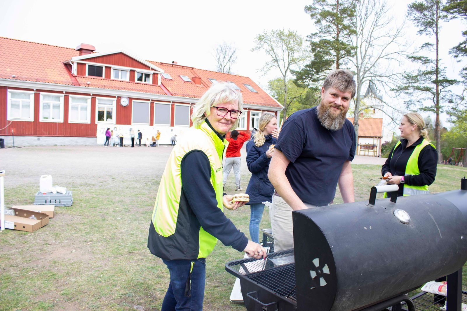 Eva Axelsson och Ola Nilsson från Ljungbyholmsskolan hade fullt sjå att grilla hamburgare till alla barnen.
