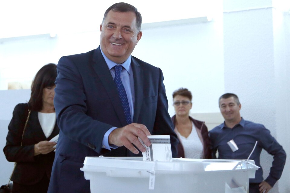 Presidentkandidaten Milorad Dodik lägger sin röst. Partiet bakom Dodik uppgav sent på söndagskvällen att han har vunnit den serbiska stolen i det tredelade presidentskapet.