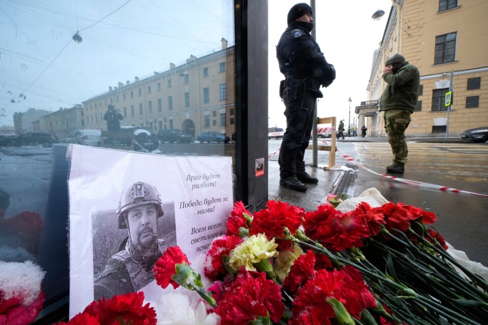 Blommor och en bild på Vladlen Tatarskij i närheten av det kafé i S:t Petersburg där en sprängladdning gick av under söndagen.