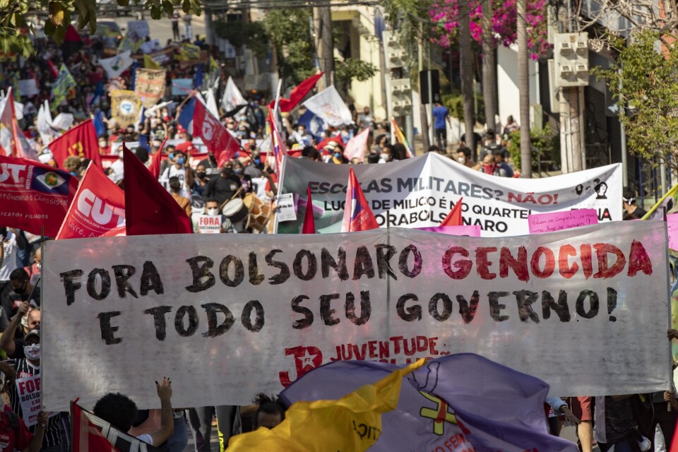 Demonstranter uppmanar president Jair Bolsonaro att avgå under en protest i staden Cuiabá på lördagen.