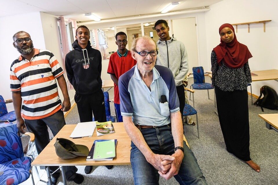 Ingvar Kroon, 79 år, pensionerad lärare från Österängsgymnasiet, är tillbaka i klassrummet igen. ”Det känns bra”, säger han.