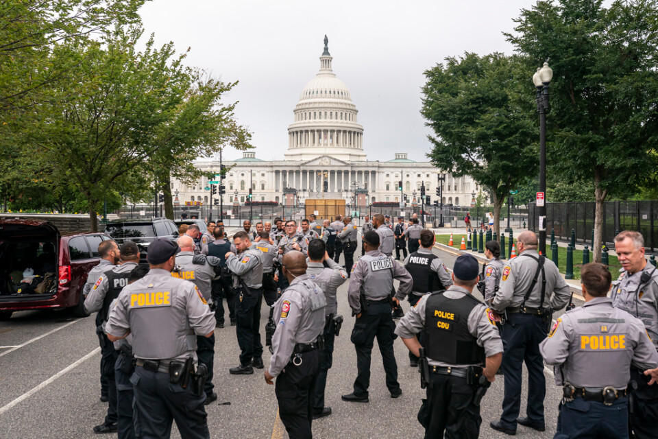 Staket restes åter igen, övervakningskameror placerades ut och 100 medlemmar från nationalgardet har stått redo att stötta kongressens egen polisstyrka vid behov.