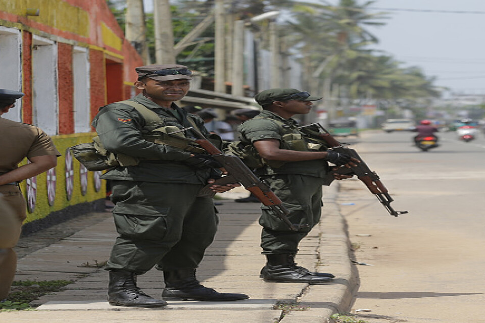 Lankesisk militär och polis patrullerar ett muslimskt område i Poruthota, cirka 3,5 mil norr om Colombo, efter oroligheter förra helgen. Arkivbild.
