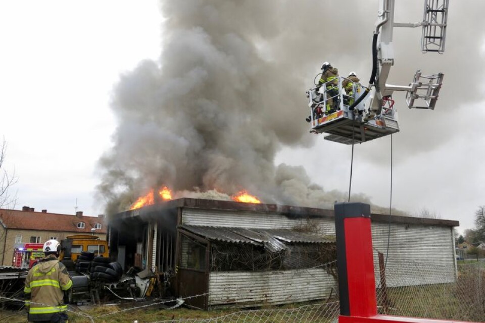 Bilverkstaden i Kallinge totalförstördes i branden. Polisen i Ronneby inleder det nya året med två brandutredningar.