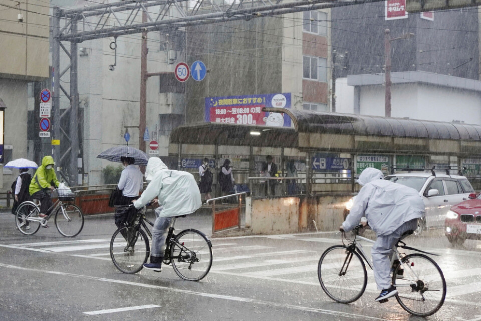 Den tropiska stormen Mawar har fört med sig ett kraftigt regn över Japan. Bilden är från staden Kochi i landets södra delar.