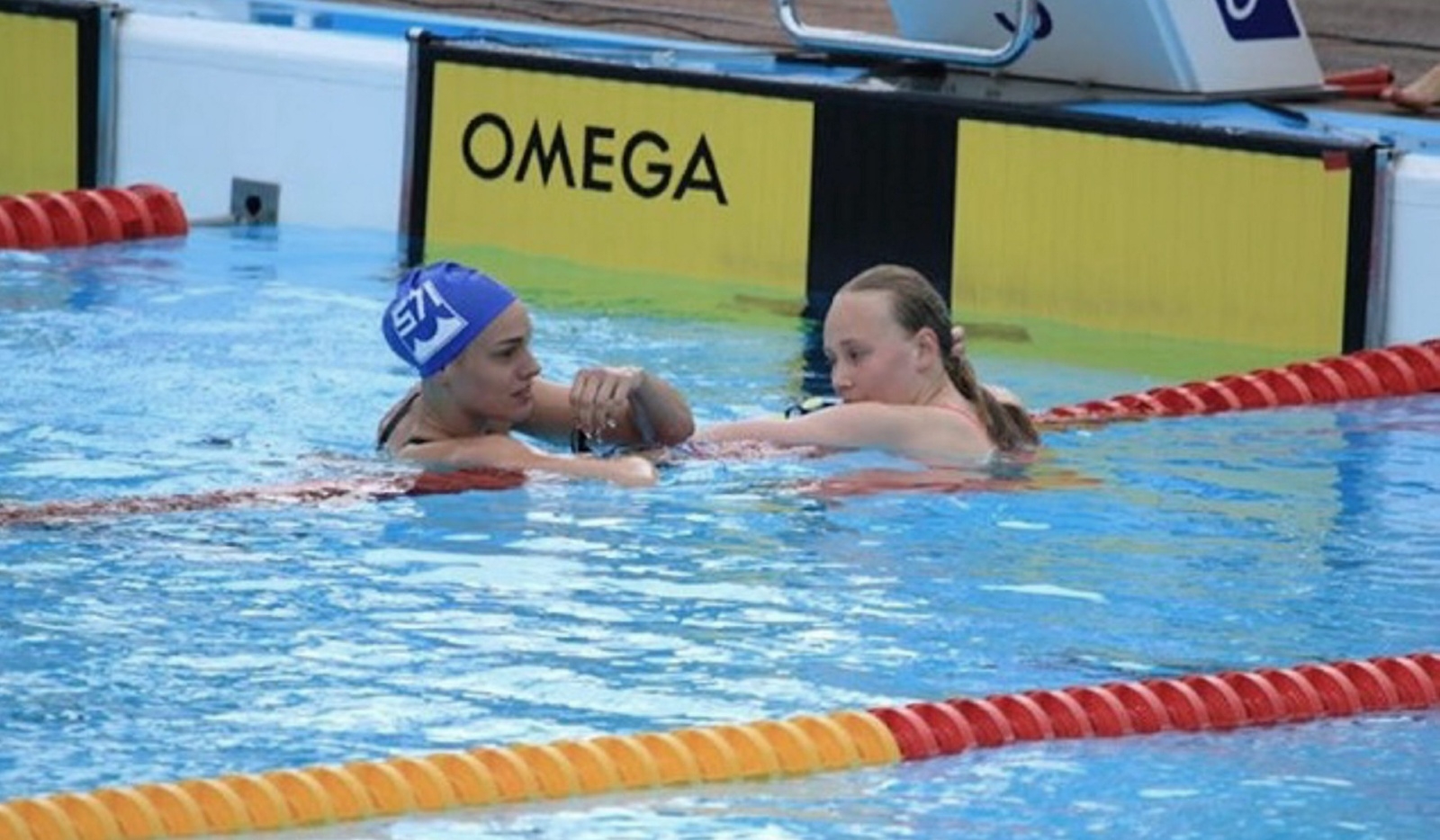Micaela Jönsson och Moa Karlsson diskuterar loppet efter målgången på 400 meter frisim.                                            Foto: Privat