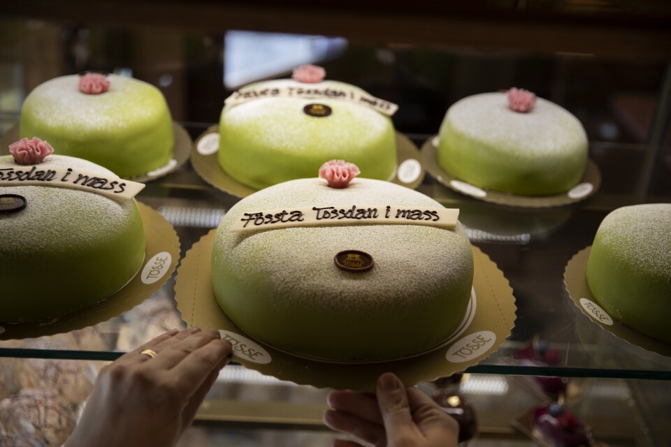 Prinsesstårtor säljs i långa banor på ”Fössta tossdan i mass” – här på ett bageri i Stockholm.