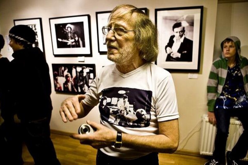 Jan Olofsson ställer ut foton av musikaliska giganter som Mick Jagger och John Lennon. "Jag festade med Jagger på sextiotalet, berättar han"