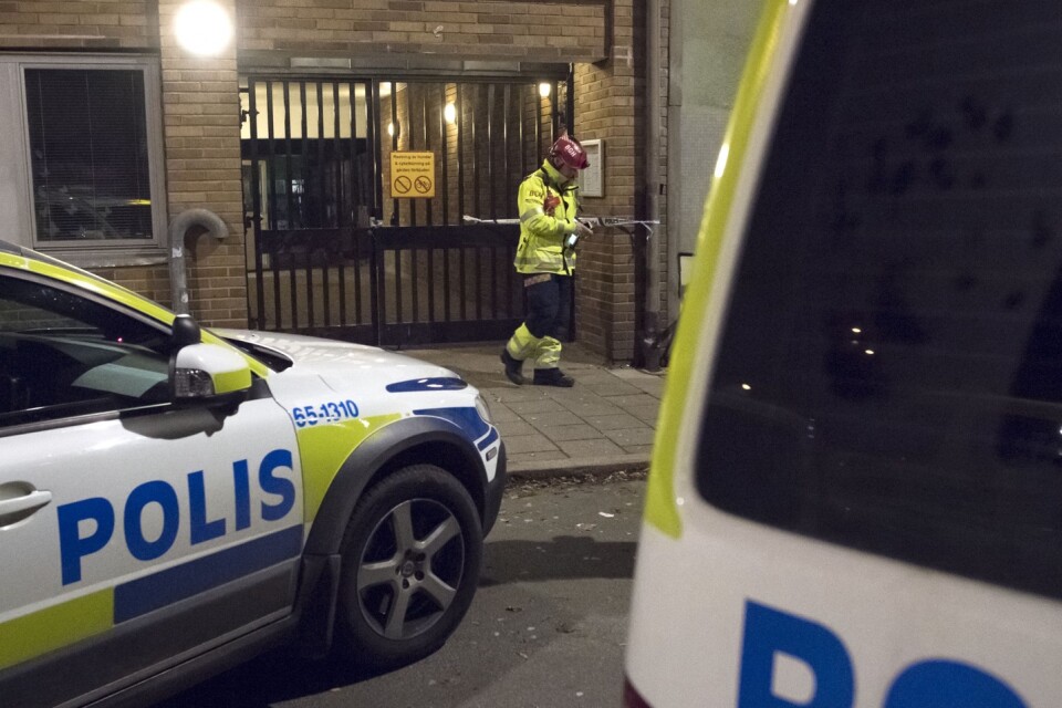 Polis och räddningstjänst på plats på Södervärnsgatan i Malmö efter en explosion natten till tisdagen. Foto: Johan Nilsson/TT