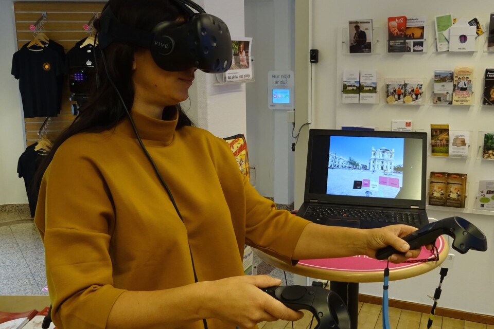 Ann-Sofie Silverskär, planarkitekt, besöker framtidens torg med VR-teknik.