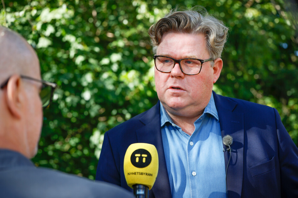 Justitieminister Gunnar Strömmer (M) i Farsta efter helgens masskjutning. Arkivbild.