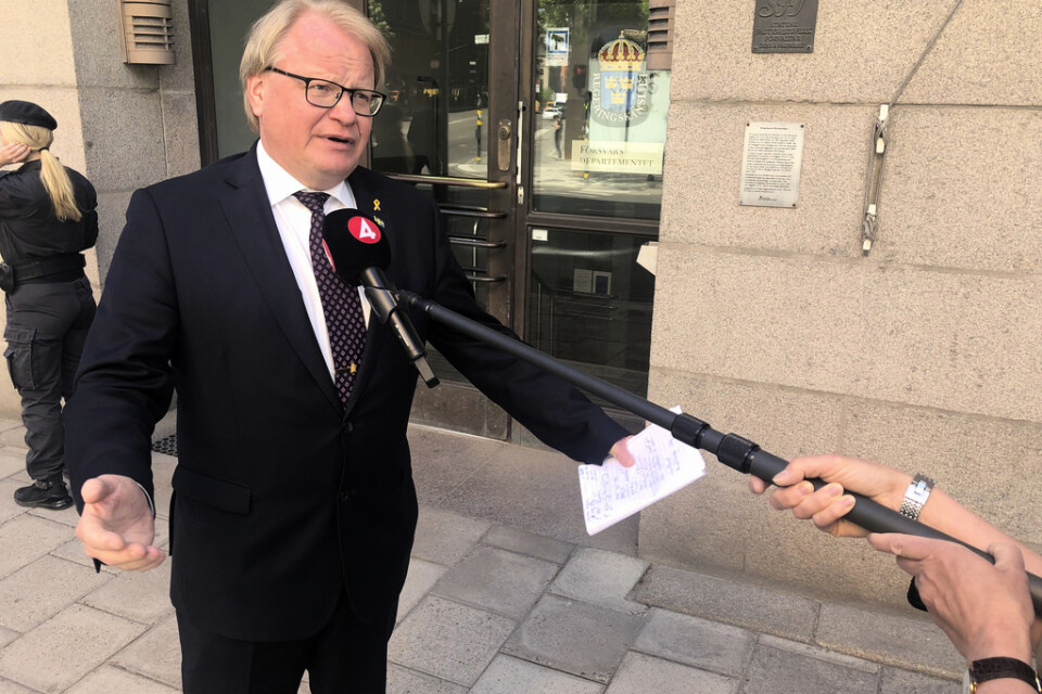 Försvarsminister Peter Hultqvist (S) utanför försvarsdepartementet efter förhandlingarnas sammanbrott.