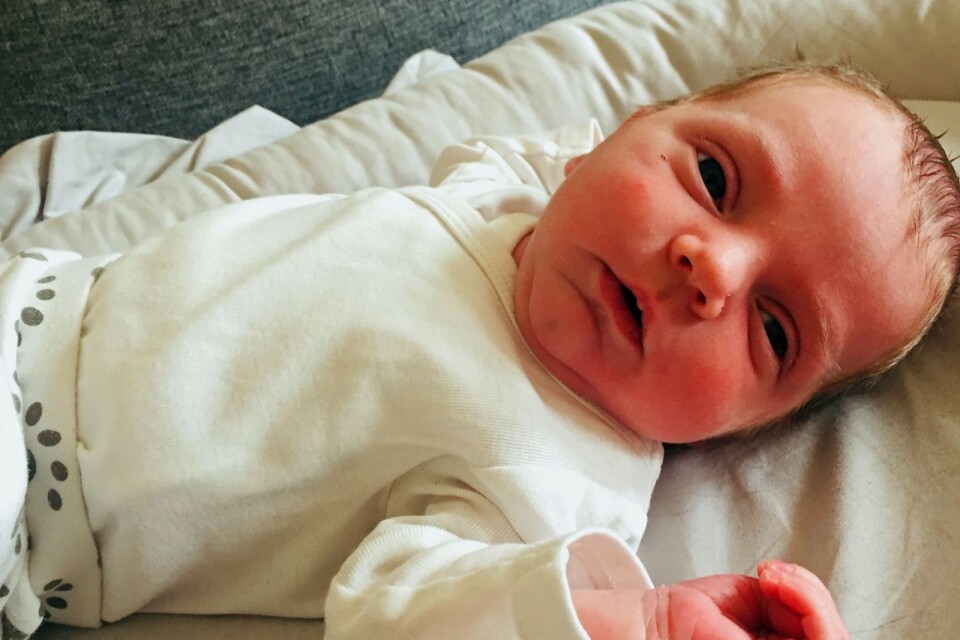 Alexandra Lundbom och Joakim Söderholm, Nybro, fick den 29 april en son som heter Julian. Längd 51 cm, vikt 3552 g. Syskon: Olle och Timotheus.
