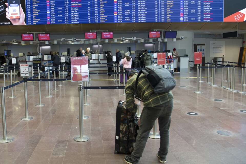 Resandet har påverkats kraftigt av coronautbrottet. På bilden syns en resenär på Arlanda flygplats utanför Stockholm. Bilden är från mitten av mars.
