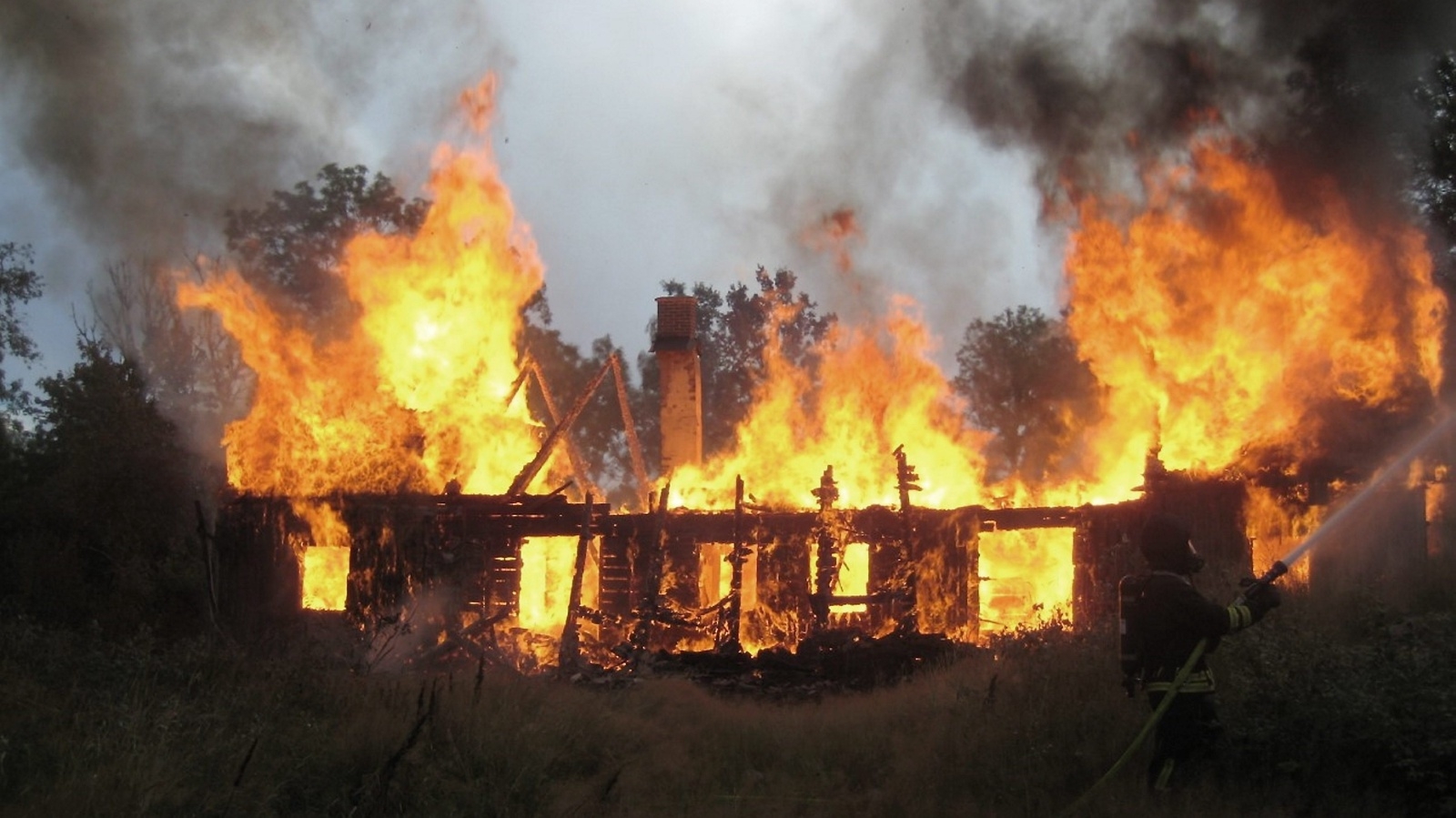 Brand i byggnad på ödegård i Röena. FOTO: RÄDDNINGSTJÄNSTEN