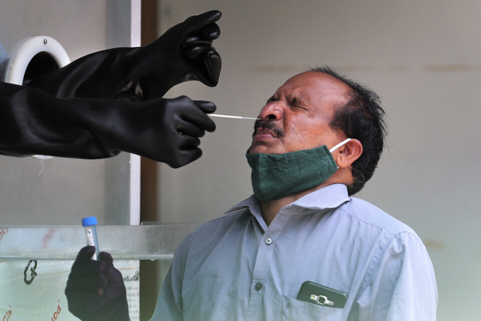 En man testas för coronaviruset på ett sjukhus i Hyderabad i Indien.