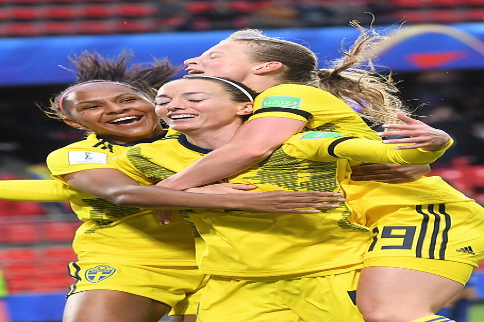 Sveriges målskyttar Madelen Janogy och Kosovare Asllani firar tillsammans i 2–0-segern mot Chile.