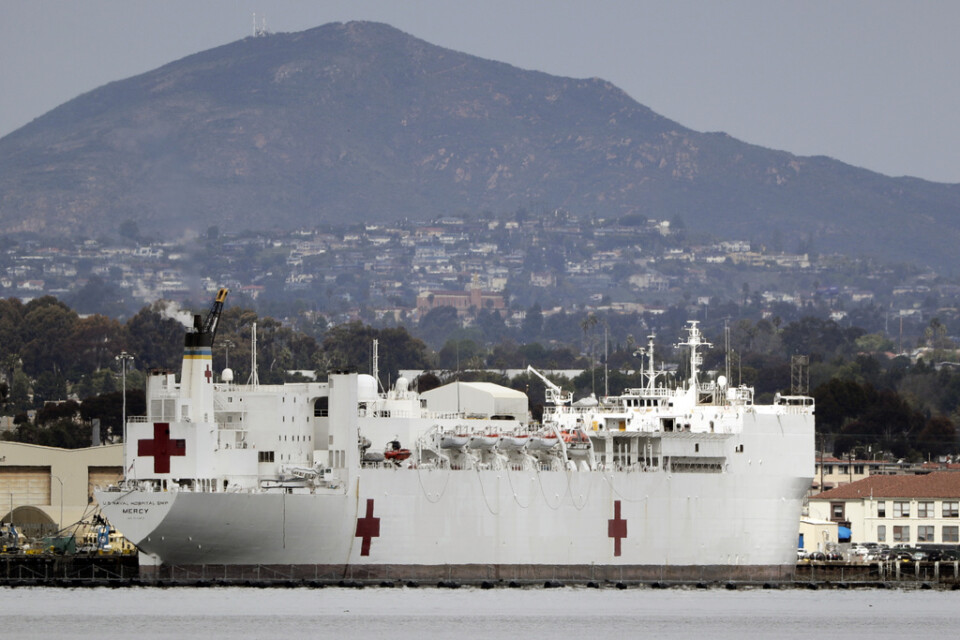 Den amerikanska flottans fartyg Mercy, här liggandes vid kaj i San Diego, skickas till Los Angeles för att hjälpa till att hjälpa till med coronakrisen.