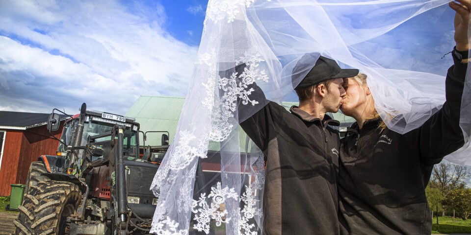 Frida och Björn träffades i traktorkrock – nu gifter de sig i radion