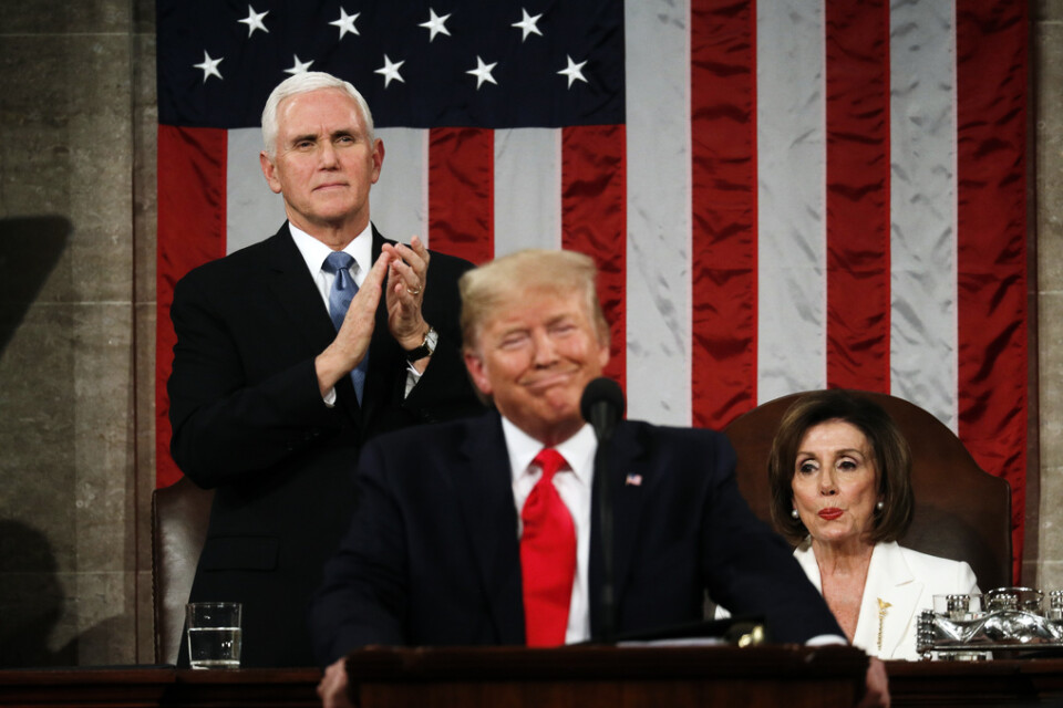 President Donald Trump under sitt tal till nationen med vicepresident Mike Pence och talmannen Nancy Pelosi i bakgrunden.