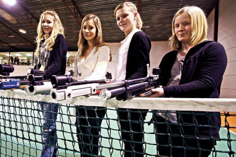 På plats i nya hallen. Till hösten kan skyttarna Sofie Stenberg, Evelina Nyrell, Ida Henning och Matilda Nyrell avlossa första skottet.