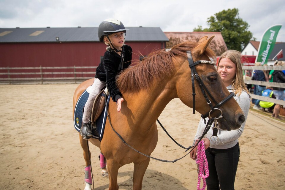 Emma Rydje, 9 år, testade ponnyridning på Svabesholms Kungsgård. Telma Ljungberg håller i hästen.