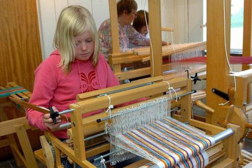 Sophie Nilsson, 12 år, koncentrerar sig. I bakgrunden hjälper Margareta Olsson Emilia Johansson. Bild: Per Rosenqvist