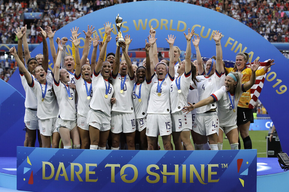 USA tog VM-guld i fotboll i somras efter seger i finalen mot Nederländerna. Nu slåss spelarna för jämställda löner.