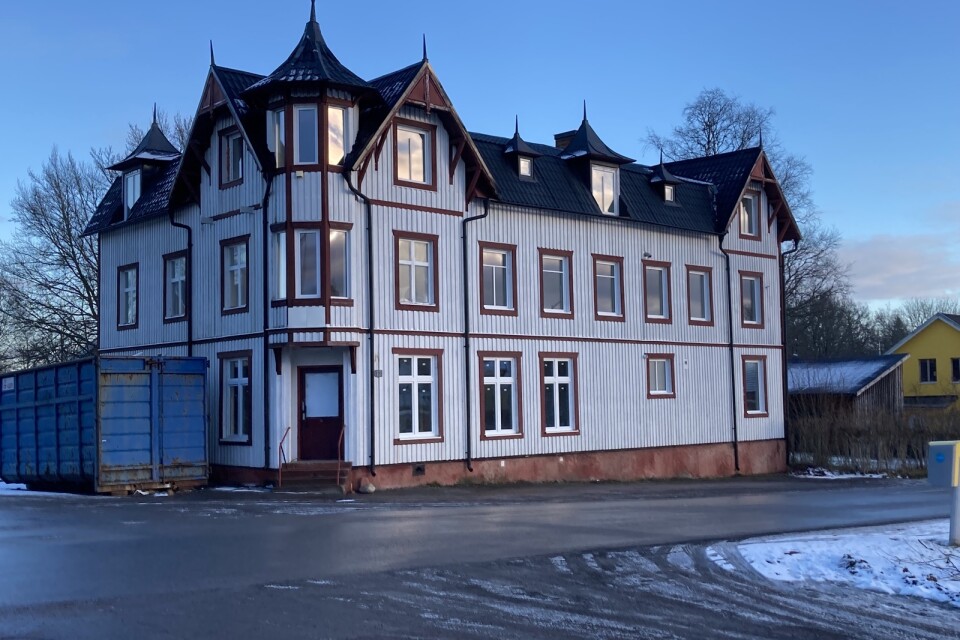 Fastighetsbolaget som äger flerfamiljshuset på Storgatan (bilden) äger även en fastighet i centrala Åseda. Där ska de boende enligt uppgifter inte haft några problem med hyresvärden.