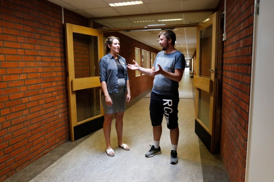 Martin Brandhill och Jennie Berggren har sett antalet unga i Ulricehamn som inte jobbar eller studerar öka snabbt senaste året. Här är de i Tingsholms korridorer.