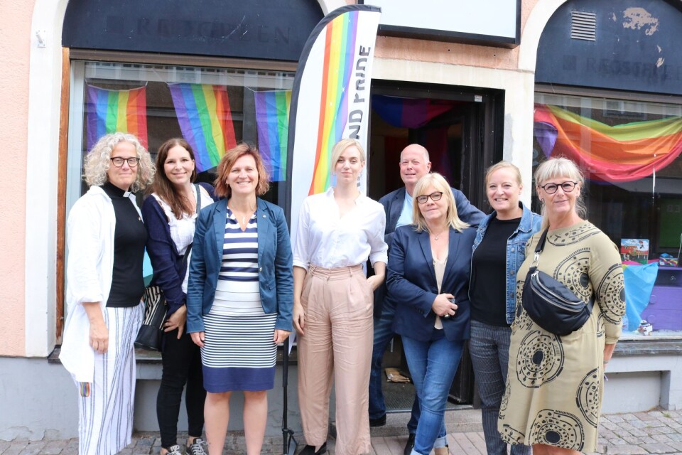 Många aktörer är med när Kalmarsund Pride firar femårsjubileum. Flera av dem presenterade årets program vid popup-butiken på Storgatan som också kommer hålla öppet under veckan.