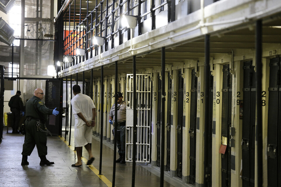En dödsdömd fånge leds ut från en cell i San Quentin-fängelset, norr om San Francisco. Arkivbild.