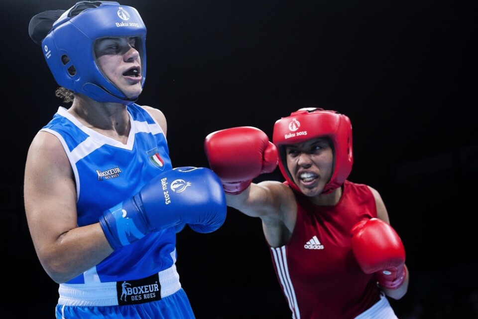 Svenska boxaren Agnes Alexiusson (rött) deltar i OS-kvalet i London den här veckan, men får förutom det inte boxas på ett tag på grund av coronaviruset. Arkivbild.