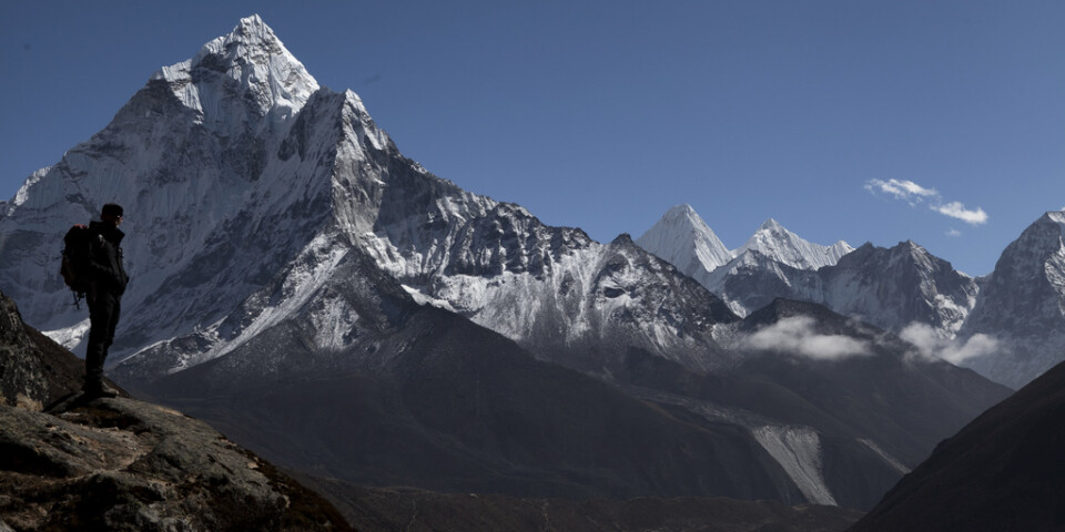 En vandrare pausar på väg mot Mount Everests basläger i Nepal 2015. Arkivbild.