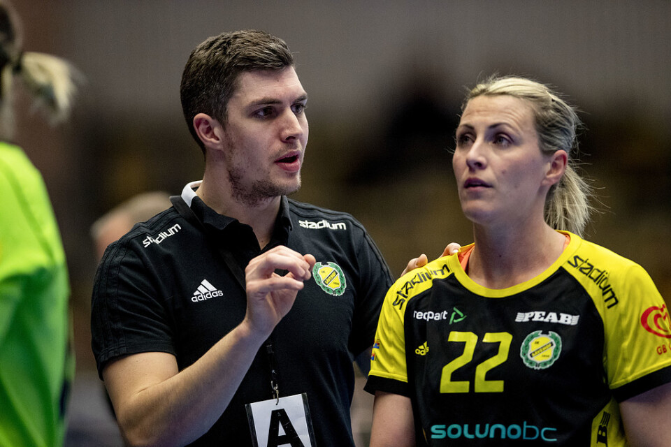 Johanna Ahlm, till höger, lägger av efter säsongen. Som ersättare får Sävehofs tränare Rasmus Overby bland annat danskan Ida Lagerbon. Arkivbild.