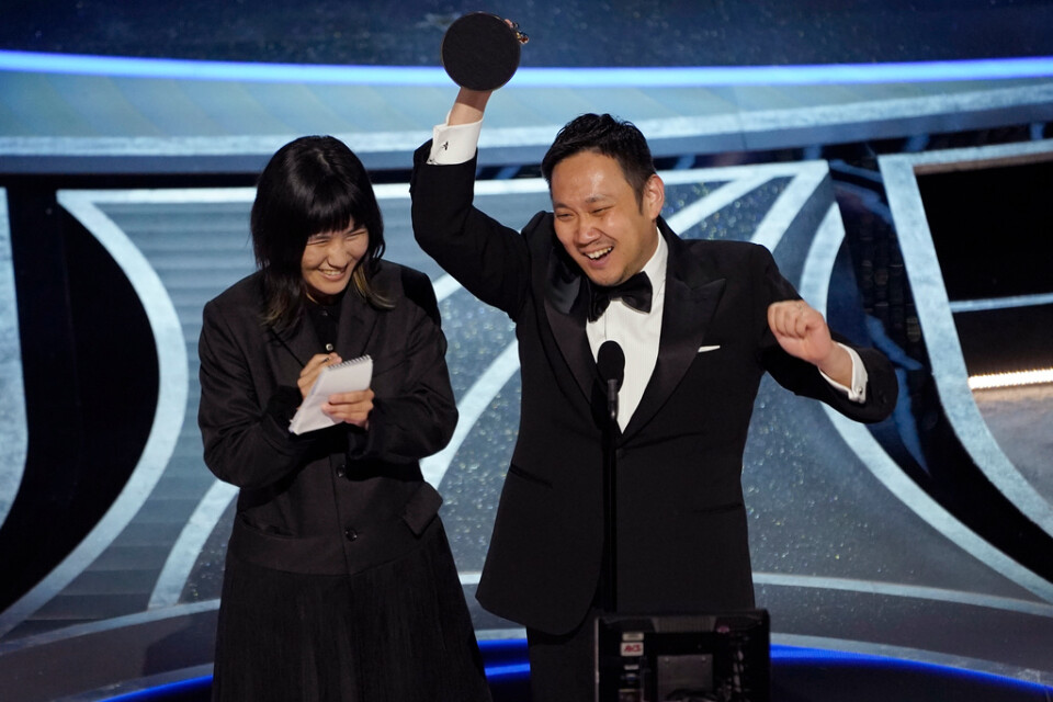 Ryusuke Hamaguchi under Oscarsgalan 2022 då han tog emot priset för bästa internationella film för "Drive my car". Arkivbild.